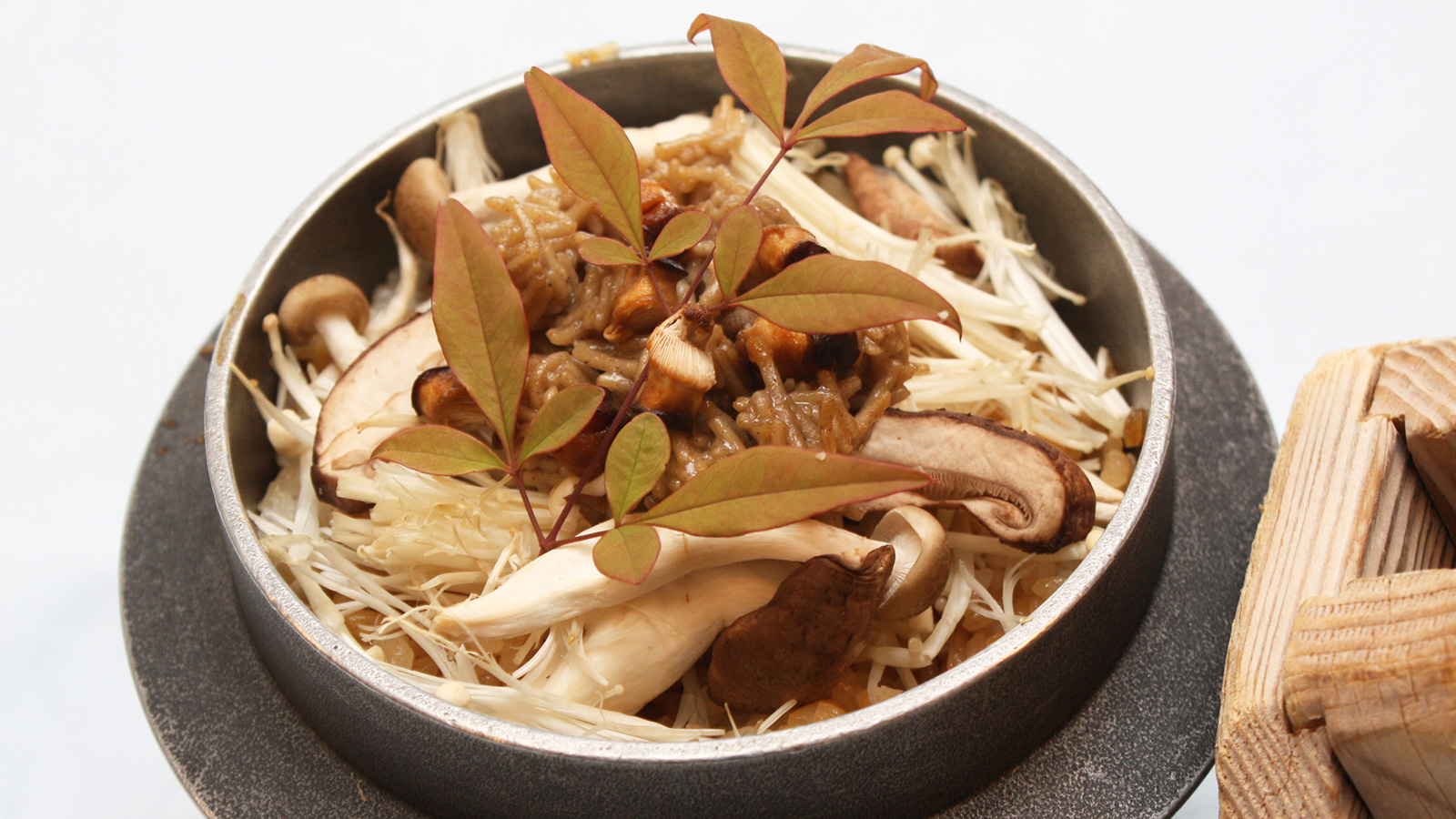 茸とむかごの釜飯