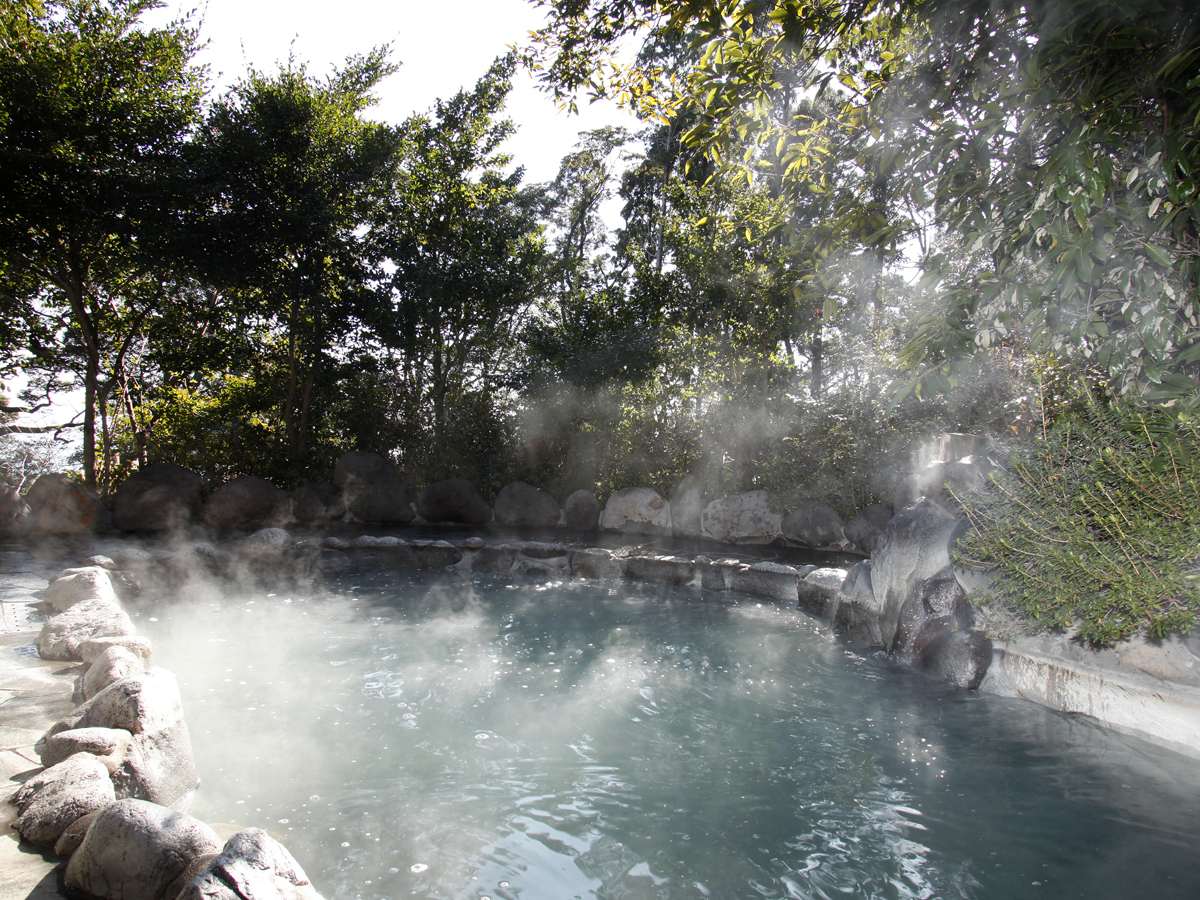 湯気がたちのぼる温泉
