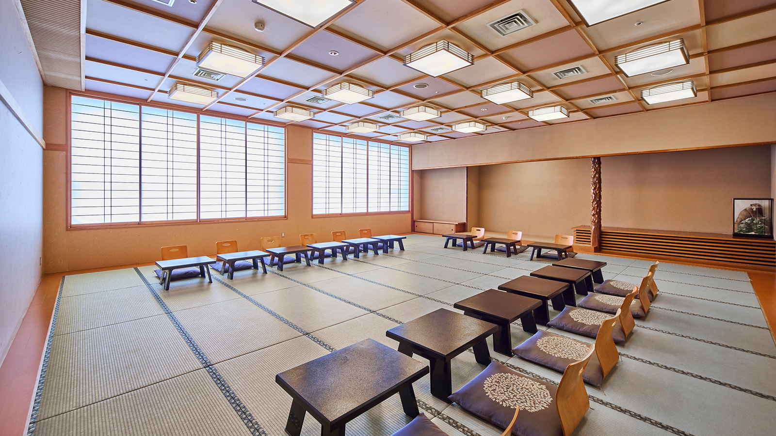 菊の間・座椅子と一人ずつのお膳を並べた宴会に最適な畳の部屋