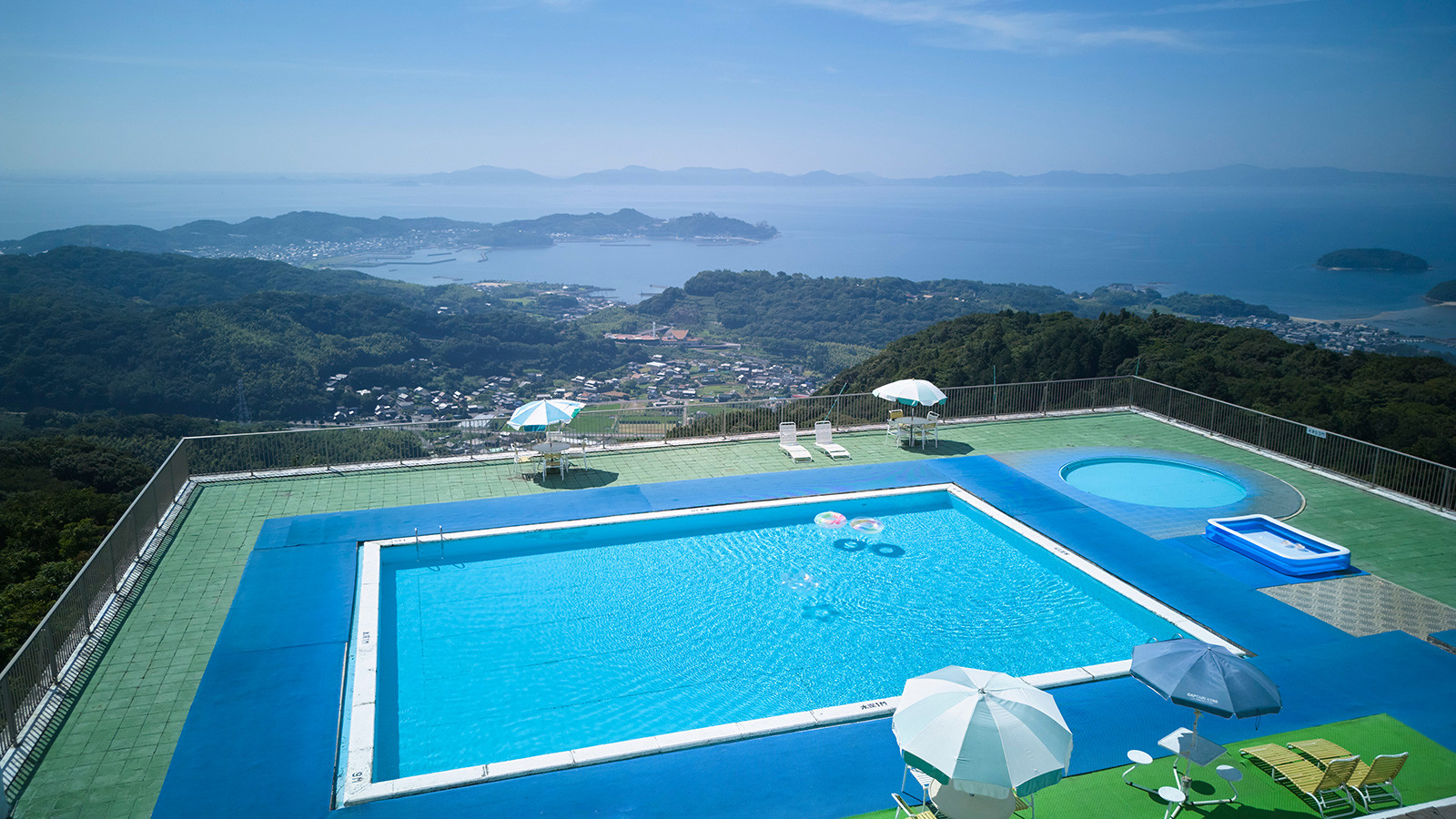三河湾の絶景の眺めとホテル内のプール