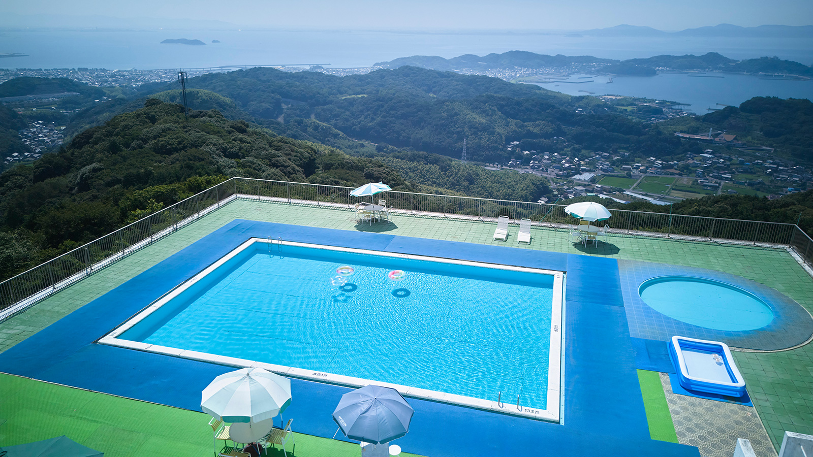 三河湾の絶景の眺めとホテル内のプール