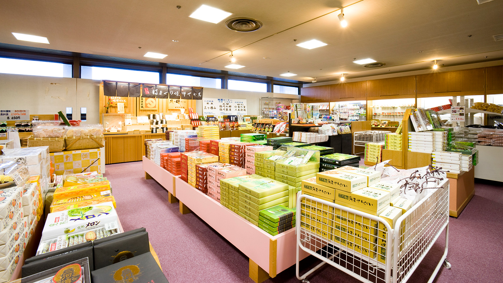 商品が整然と並ぶ広い売店