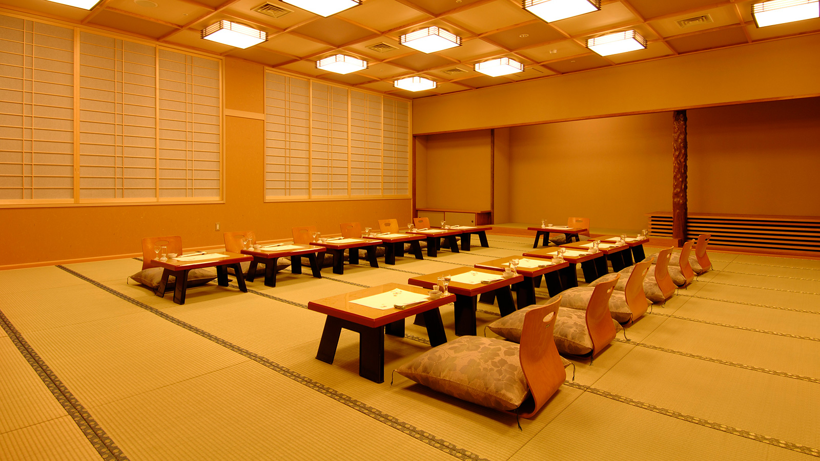 夜の菊の間・座椅子と一人ずつのお膳を並べた宴会に最適な畳の部屋