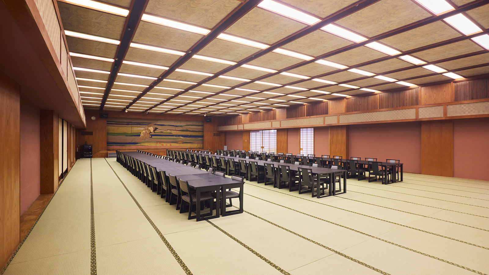 鶴亀の間・畳の上に椅子と机を配置・部屋のすみから見た構図