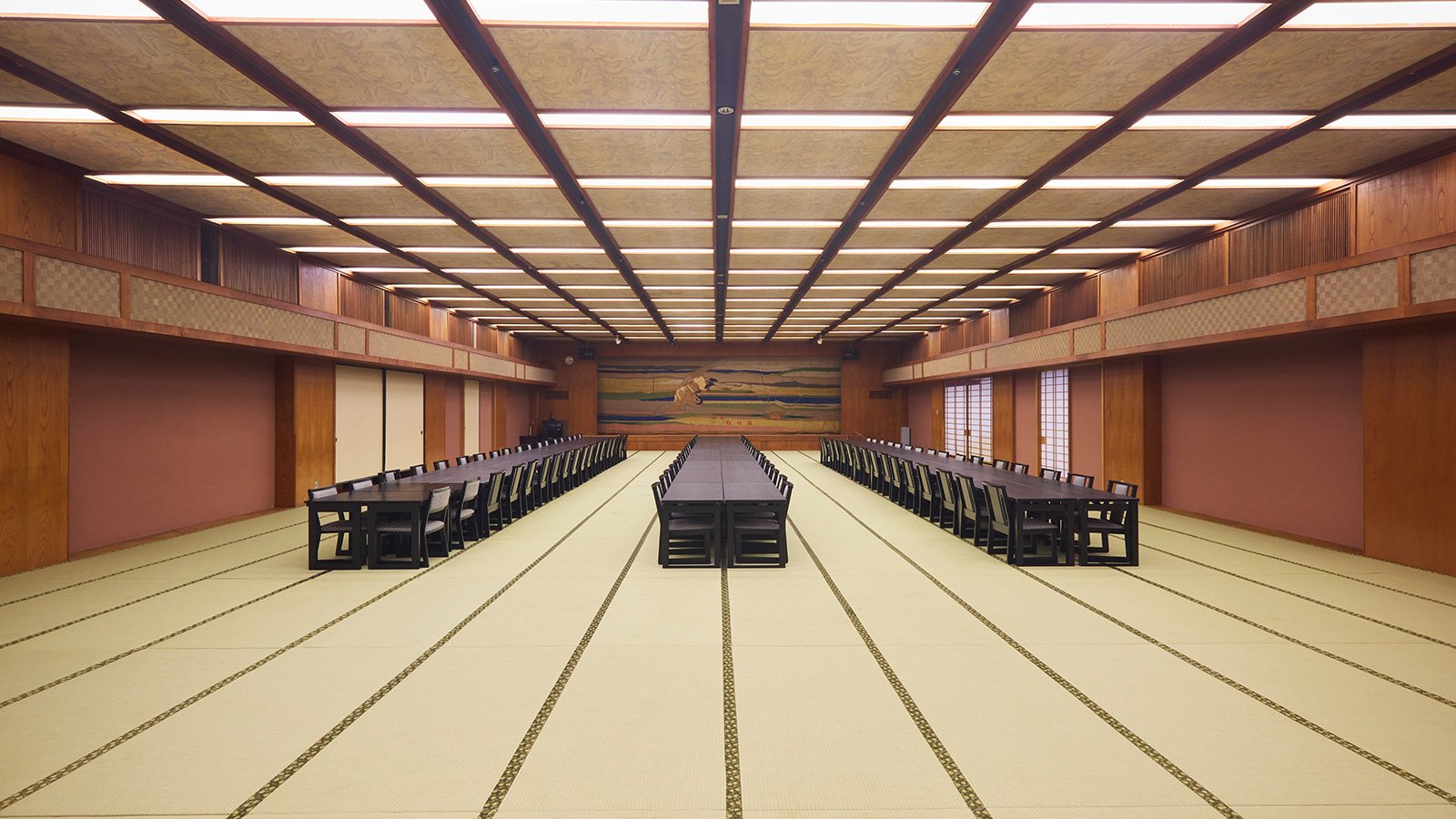 鶴亀の間・畳の上に椅子と机を配置した宴会に最適な部屋