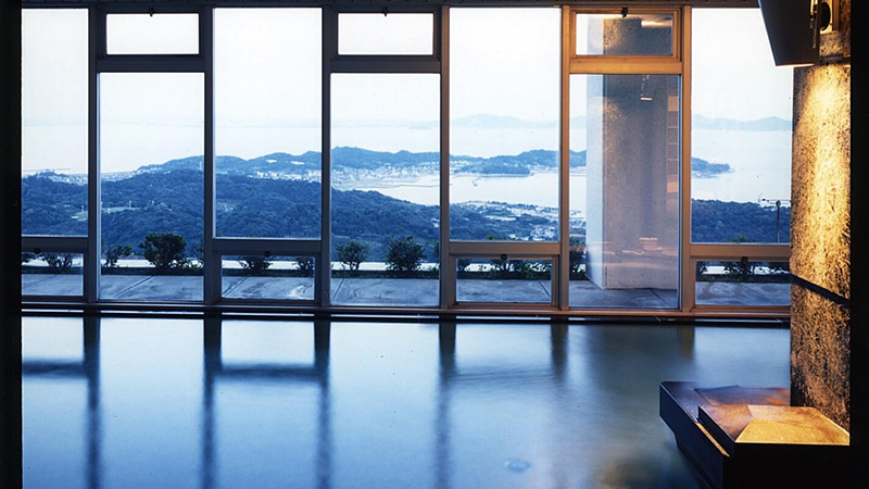 大浴場天景の大きな窓からの三河湾の昼の絶景