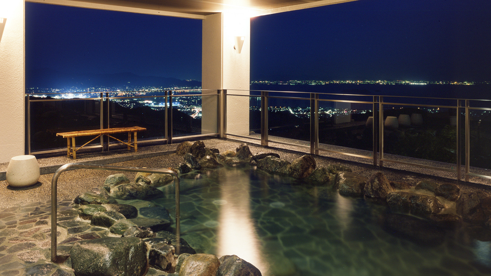 露天風呂やまももの湯の浴槽と夜景