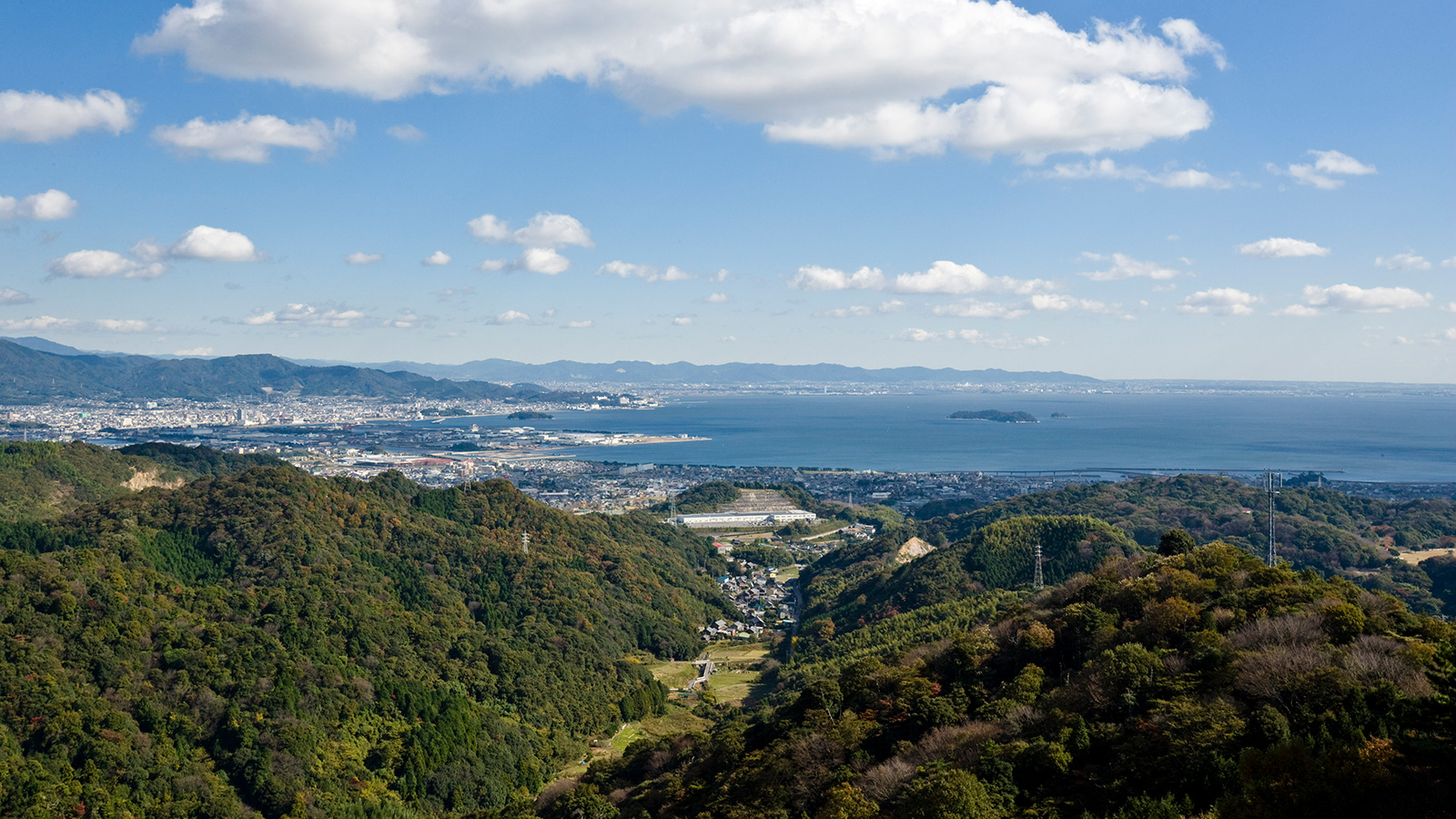 和室10畳の客室からの眺望一例・三河湾と山の緑のパノラマ絶景