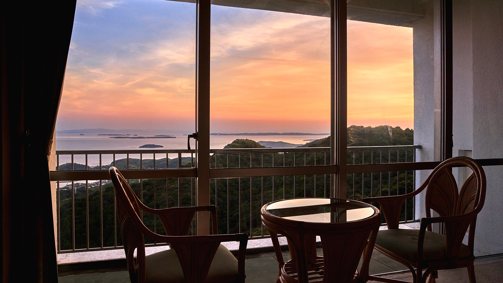 和室12畳の大きな窓からの美しい夕景