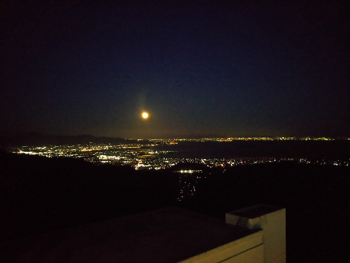 当ホテルから見える夜空の月