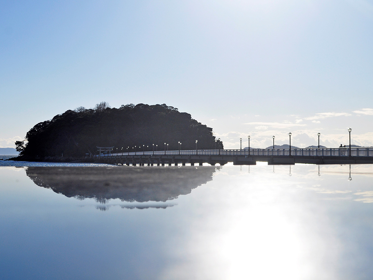 ガマニ塩湖といわれる、竹島の上下反転が幻想的なリフレクション写真
