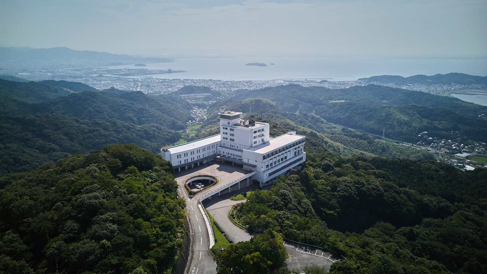 山の中の高台に建つホテル