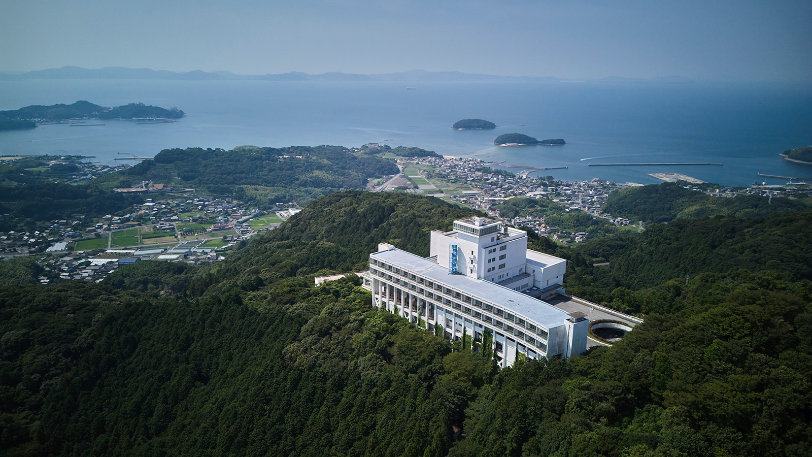 高台に建つホテルと三河湾の海と島々