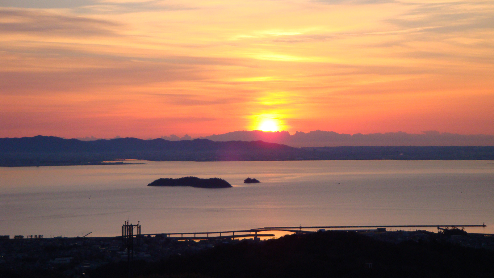 三河湾の海が赤く染まる朝の風景