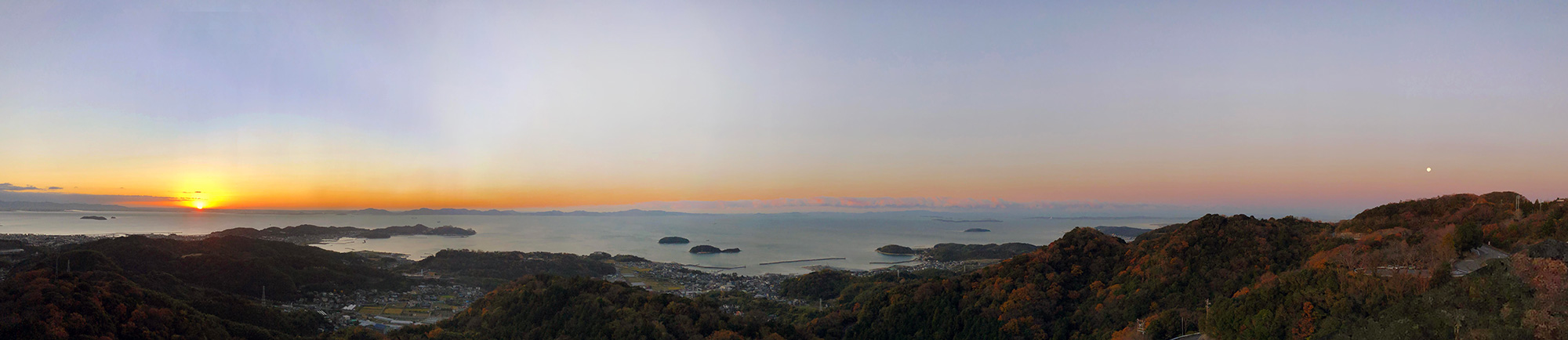 ホテル周辺の景観と朝日と月が同時にでている朝焼けの空