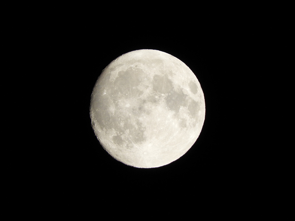 少々欠けた十三夜の月イメージ