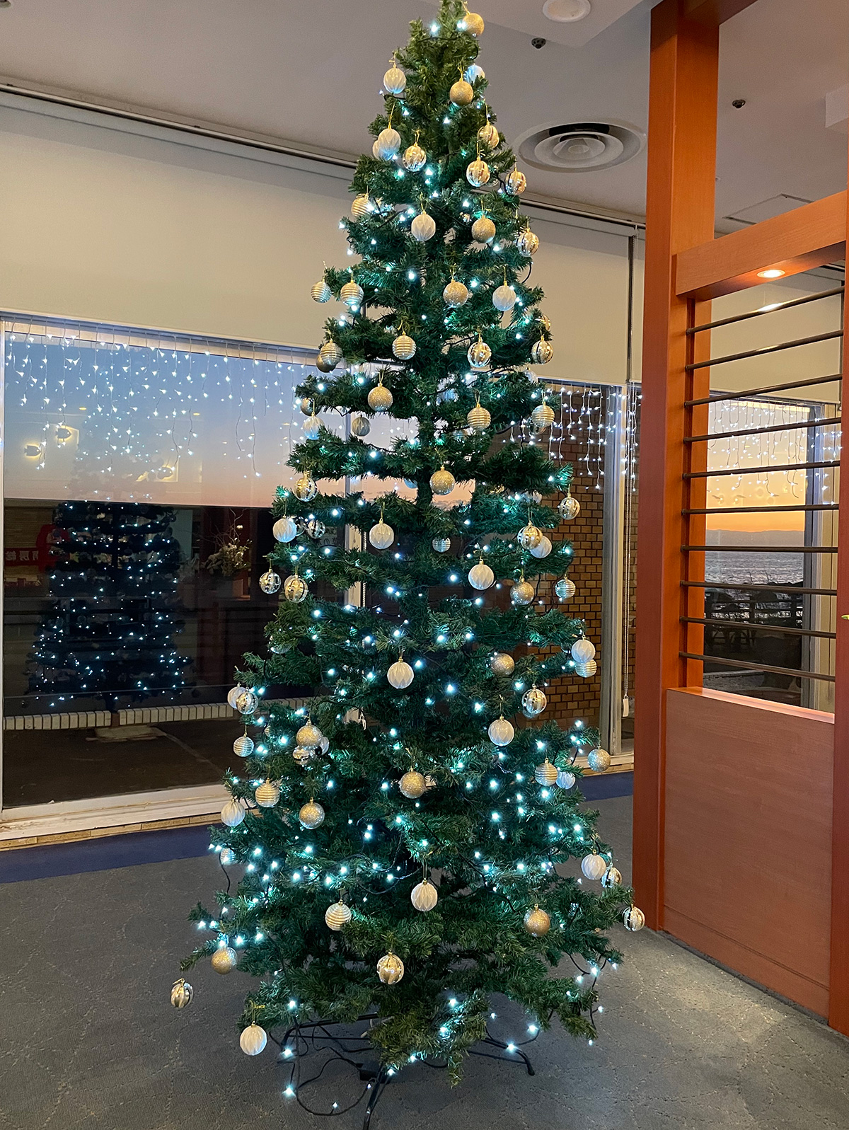 ホテル内きらきら光るクリスマスツリー