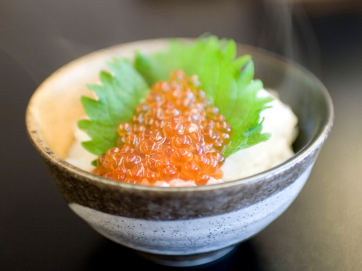 お刺身のいくらをご飯にのせた状態