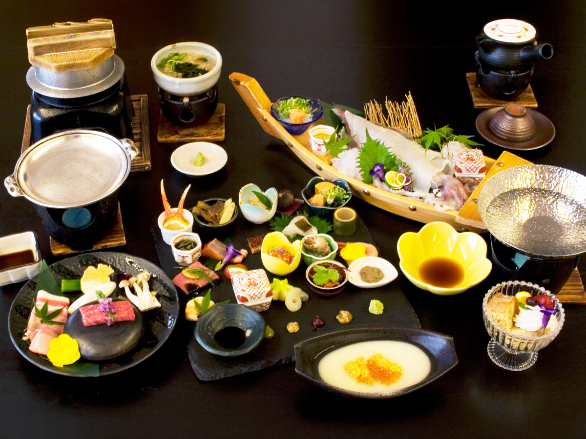 美食プレートと地元のお肉3種と姿烏賊(1人で1匹)