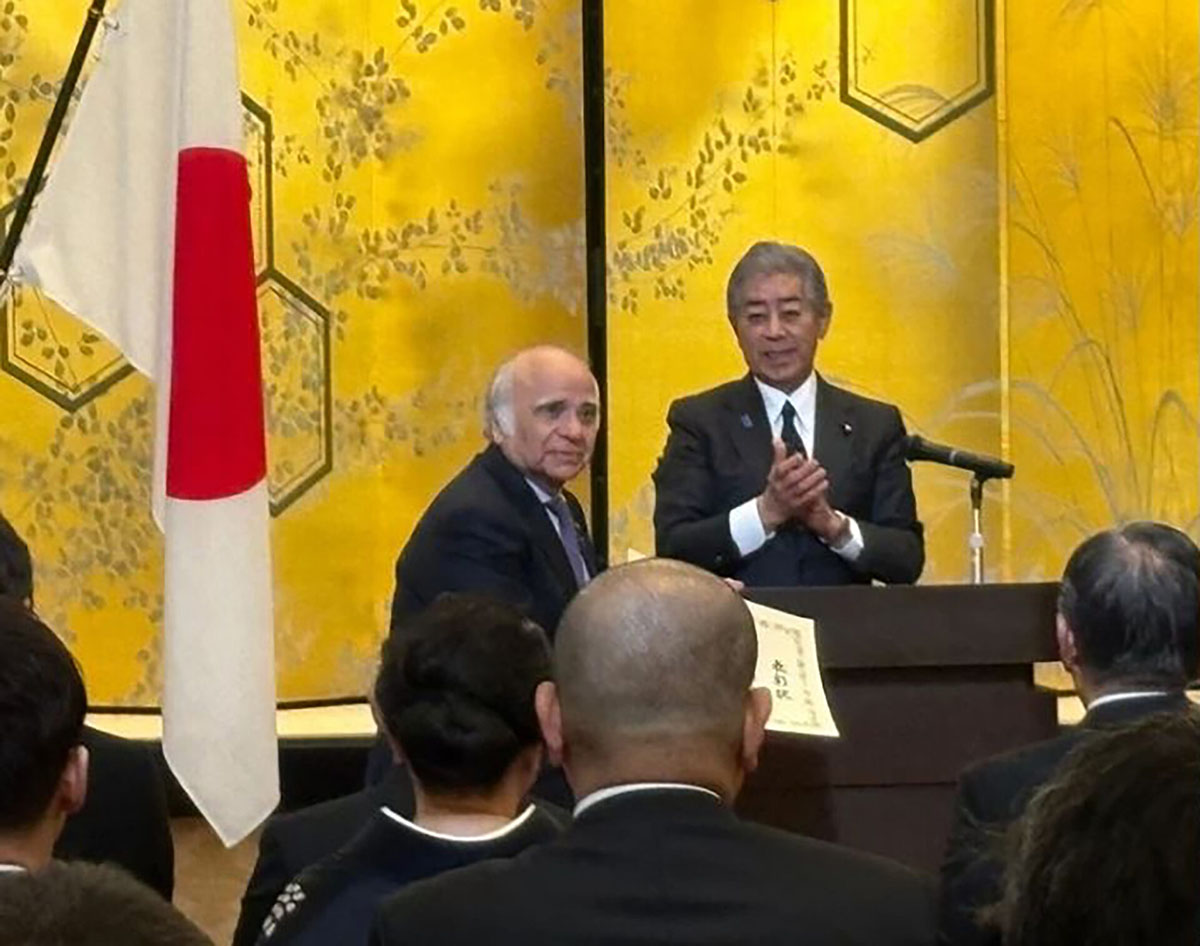 外務大臣表彰の授与式で、岩屋外務大臣から表彰状を受け取る比良社長